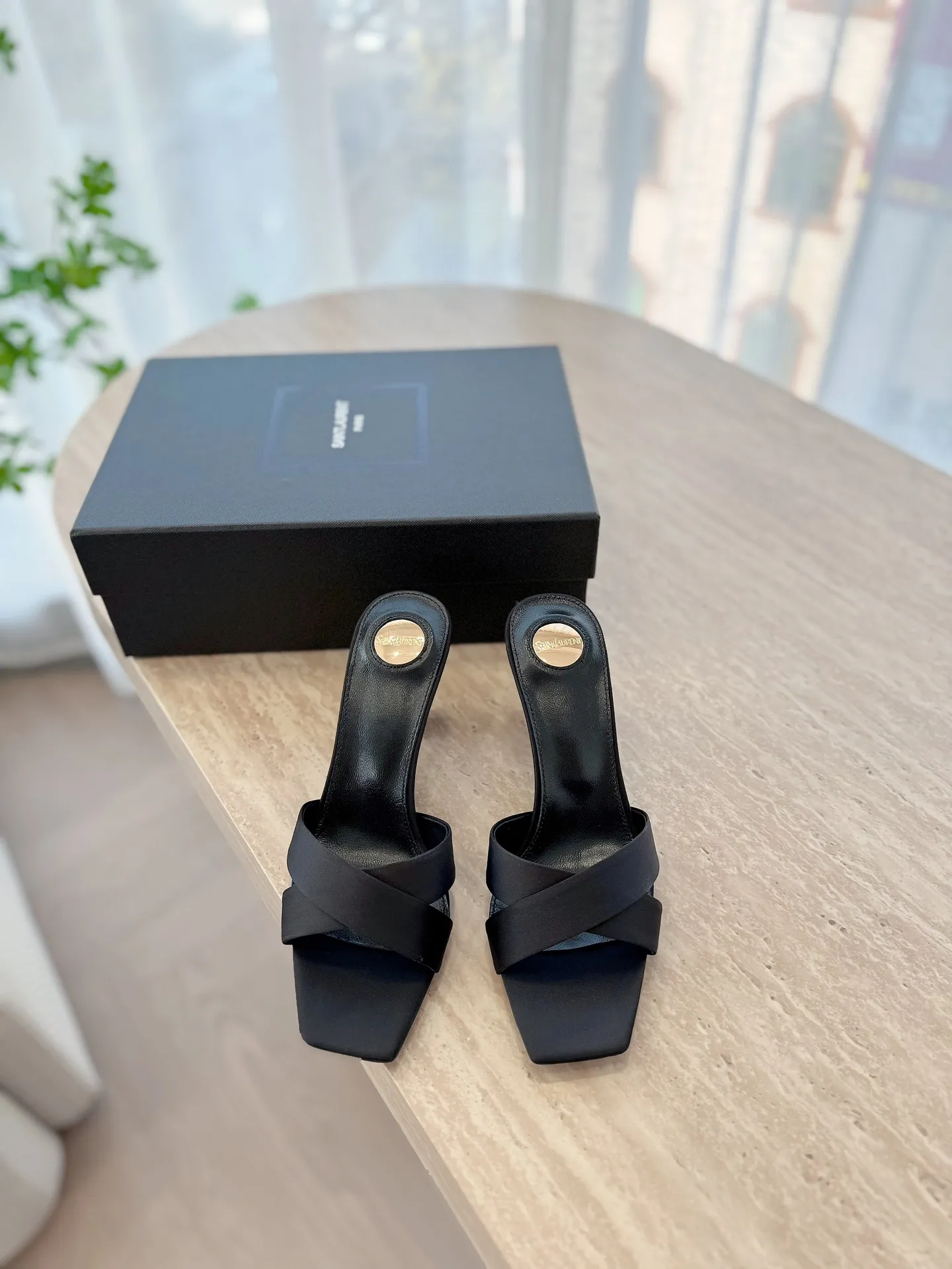 👟👟Ex-factory price 540👟👟 High version of "SAINT LAUREN*" Saint Laurent ysl 25ss/new spring and summer catwalk style large rhinestone high-heeled shoes and sandals. Only YSL understands women's hearts best and does not accept refutation. It is a super invincible feminine artifact and a must-have for women (z-product full-body customization, own molded hardware accessories, perfect consistency). Compare the differences between pictures and goods on the market. ✔Upper: Customized imported silk ✔Lining: Imported 🐑Sheep leather ✔Sole: Imported genuine leather outsole ✔Heel height: 8cm ✔Number of yards: 35-39 (40, 41, 42 can be customized and non-returnable) (Full set of packaging)
